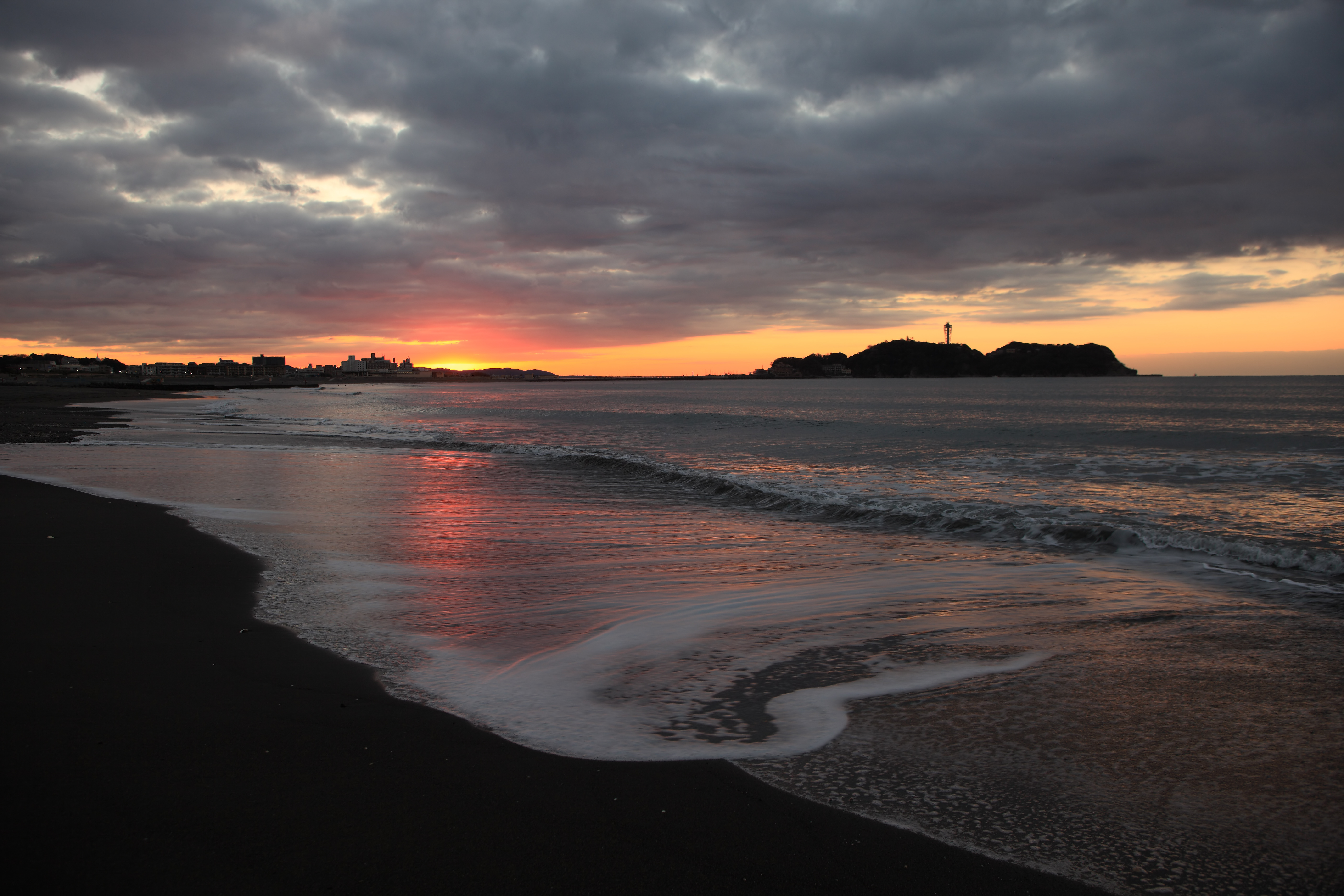 Cloud and shore and Enoshima of the morning glow